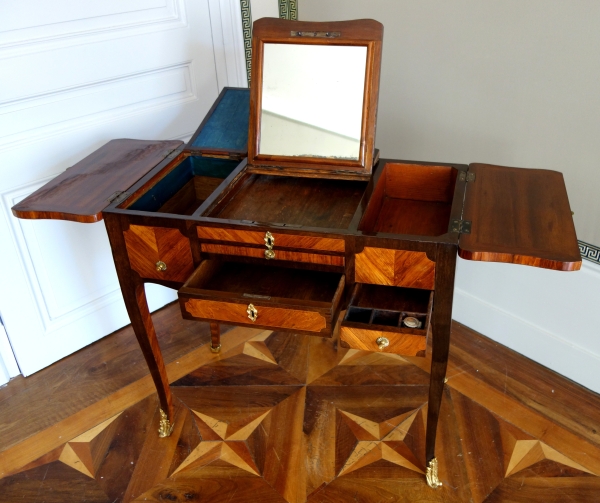 Table coiffeuse d'époque Louis XV Transition en marqueterie, travail Parisien du XVIIIe