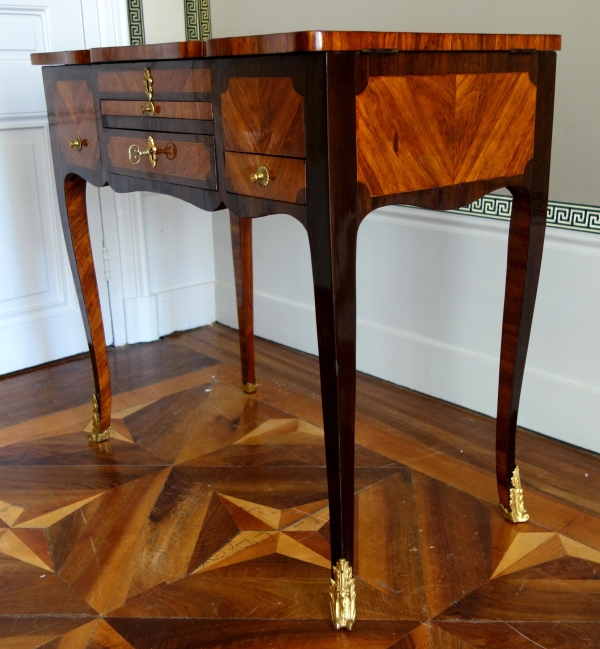 Table coiffeuse d'époque Louis XV Transition en marqueterie, travail Parisien du XVIIIe