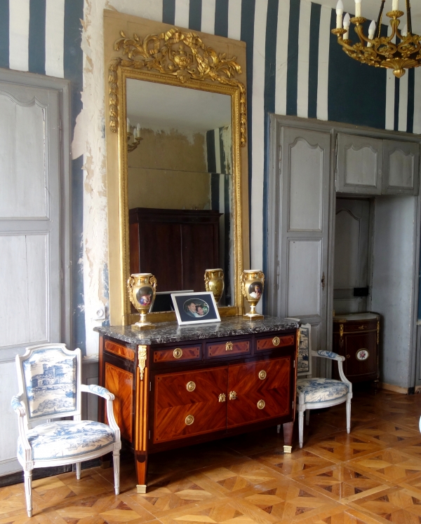 Commode à portes d'époque Louis XVI en marqueterie, estampille de Pierre François Guignard