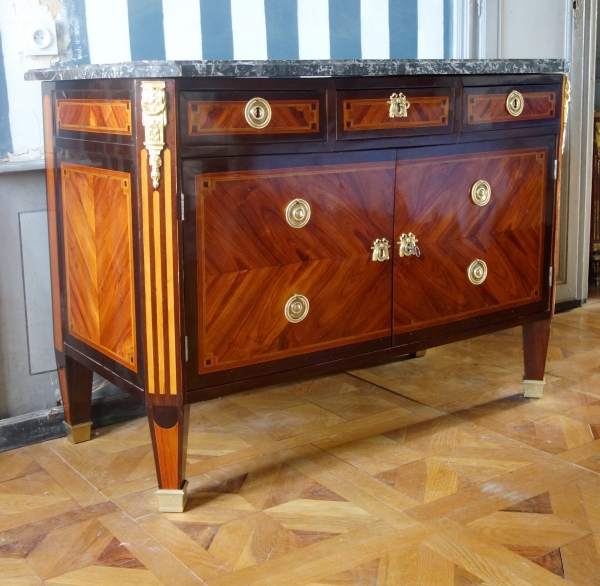 Commode à portes d'époque Louis XVI en marqueterie, estampille de Pierre François Guignard