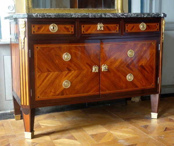 Commode à portes d'époque Louis XVI en marqueterie, estampille de Pierre François Guignard