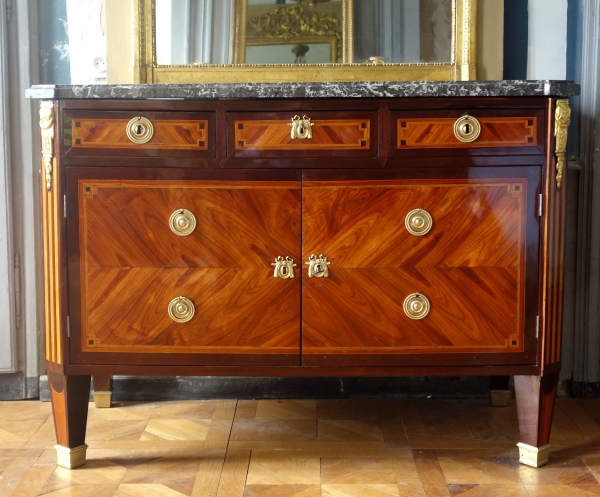 Commode à portes d'époque Louis XVI en marqueterie, estampille de Pierre François Guignard