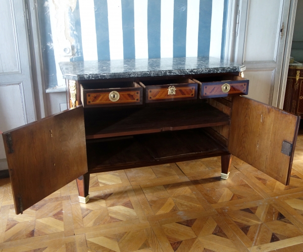 Commode à portes d'époque Louis XVI en marqueterie, estampille de Pierre François Guignard