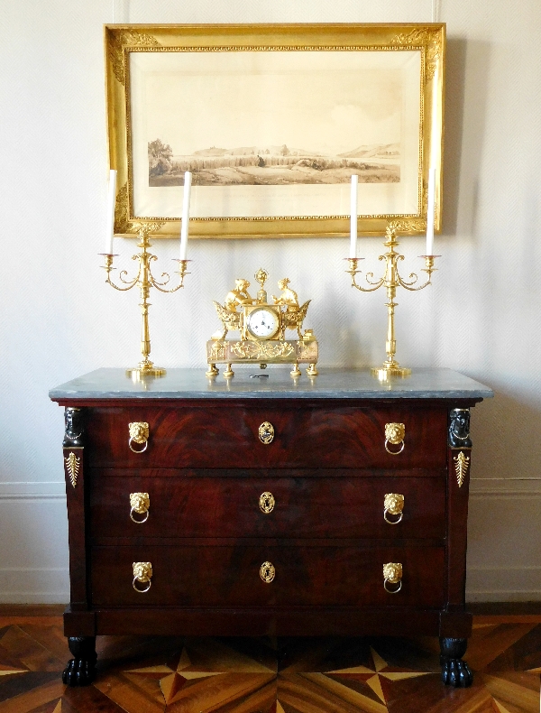 Commode d'époque Consulat en acajou flammé, attribuée à Molitor - bronzes dorés au mercure