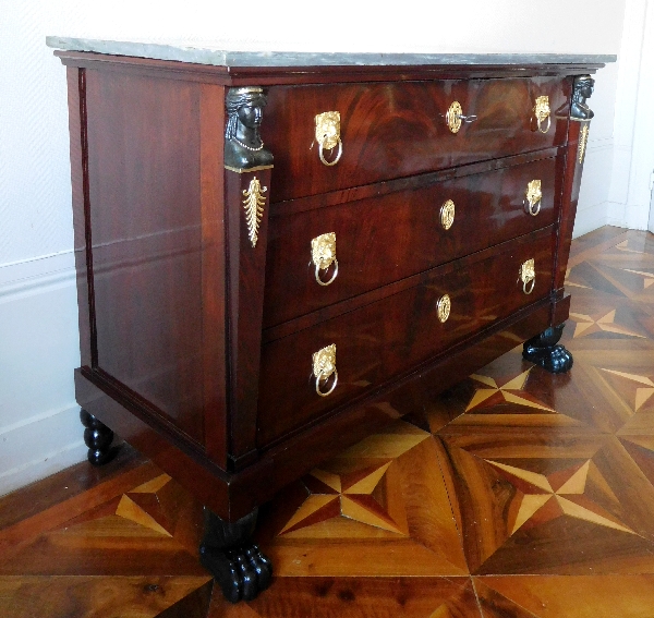 Commode d'époque Consulat en acajou flammé, attribuée à Molitor - bronzes dorés au mercure