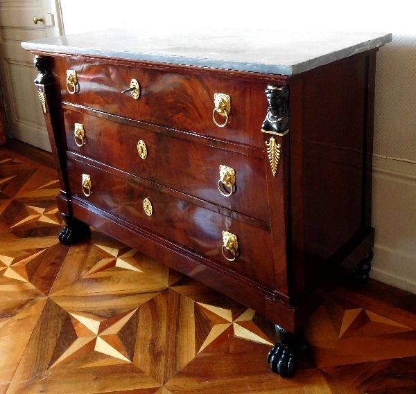 Commode d'époque Consulat en acajou flammé, attribuée à Molitor - bronzes dorés au mercure