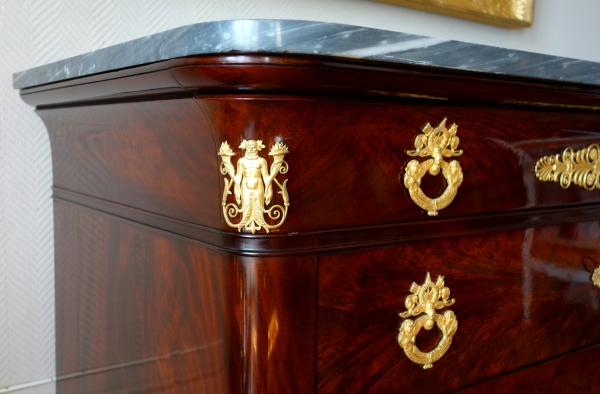 Commode d'époque Restauration en acajou flammé, bronzes doré au mercure & marbre bleu Turquin