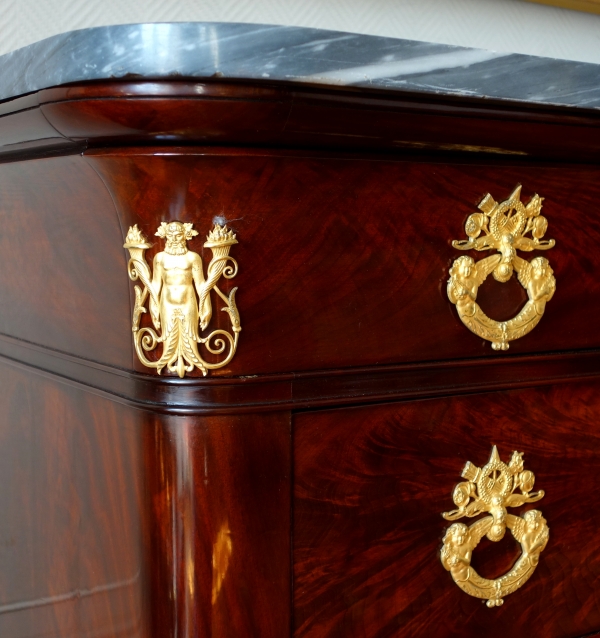 Commode d'époque Restauration en acajou flammé, bronzes doré au mercure & marbre bleu Turquin