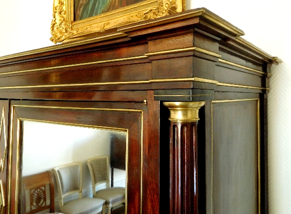 Commode en cabinet d'époque Directoire acajou moucheté, glace au mercure, époque fin XVIIIe