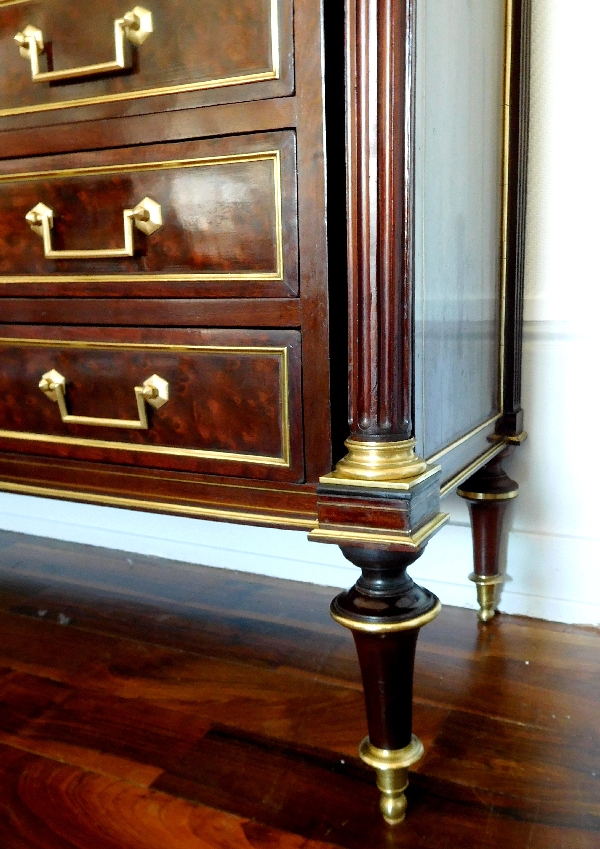 Commode en cabinet d'époque Directoire acajou moucheté, glace au mercure, époque fin XVIIIe