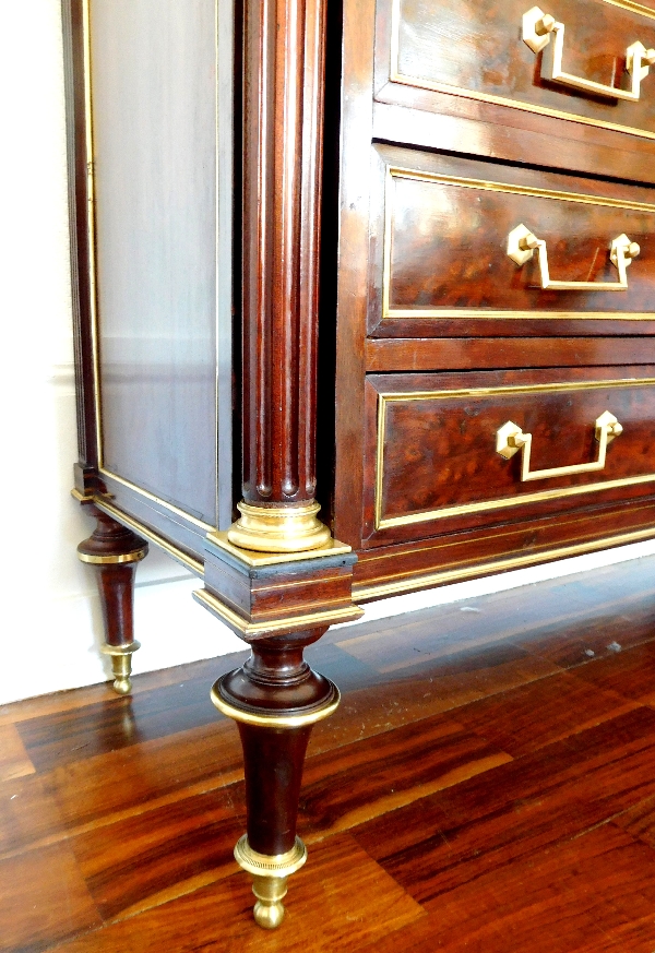 Commode en cabinet d'époque Directoire acajou moucheté, glace au mercure, époque fin XVIIIe