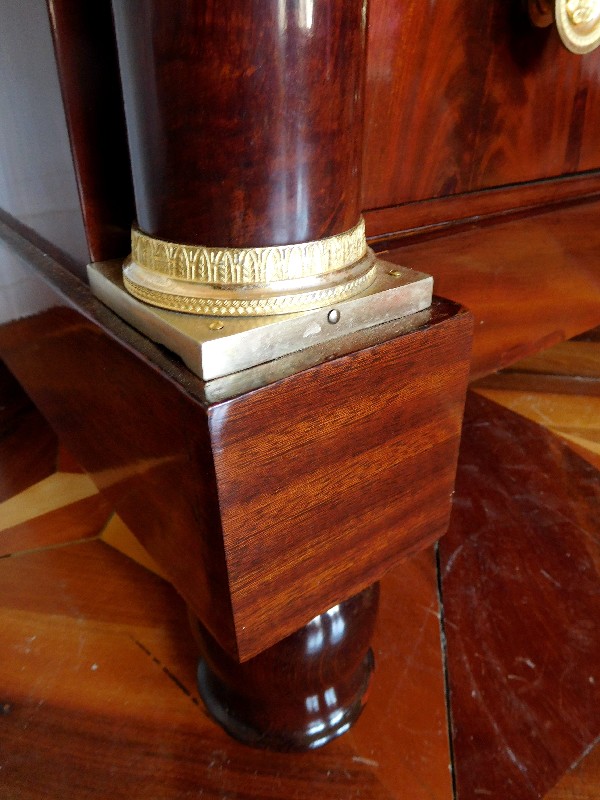 Commode d'époque Empire en acajou, bronzes dorés au mercure