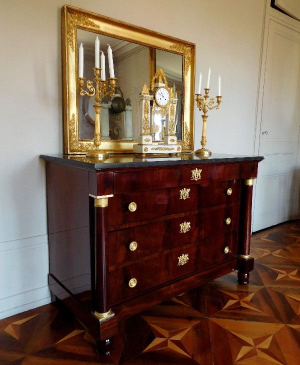 Commode d'époque Empire en acajou, bronzes dorés au mercure