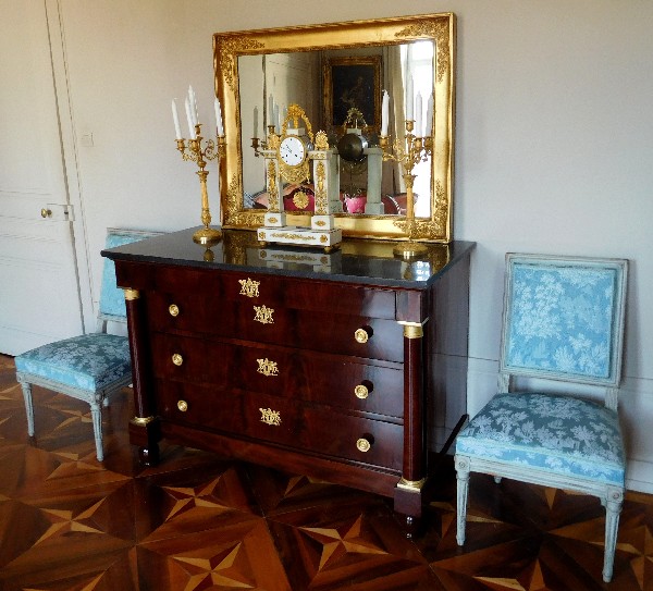 Commode d'époque Empire en acajou, bronzes dorés au mercure