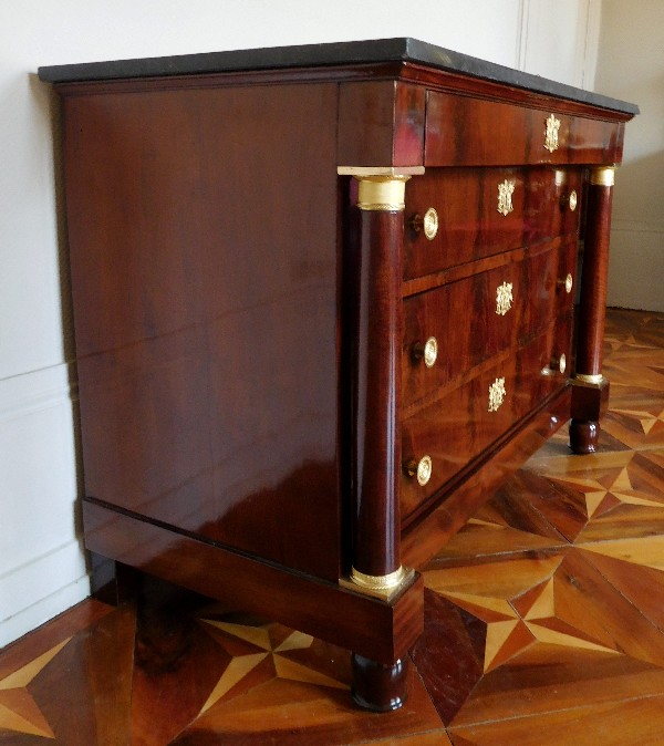 Commode d'époque Empire en acajou, bronzes dorés au mercure