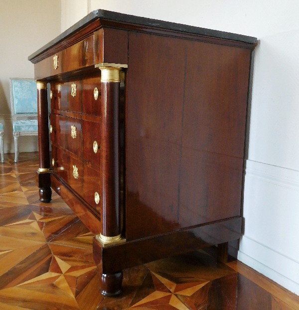 Commode d'époque Empire en acajou, bronzes dorés au mercure