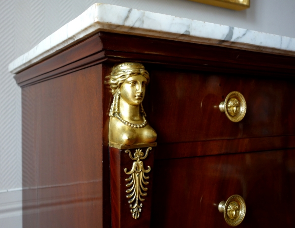 Commode en acajou, époque Consulat dans le goût de Molitor - bronzes dorés au mercure
