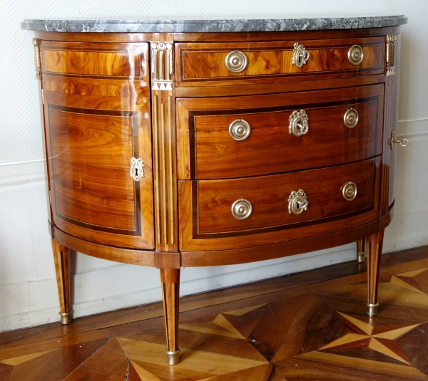 Fidelys Schey : commode demi-lune d'époque Louis XVI en marqueterie