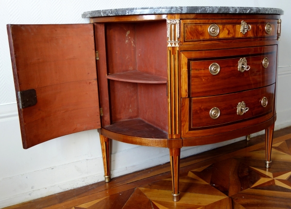 Fidelys Schey : commode demi-lune d'époque Louis XVI en marqueterie