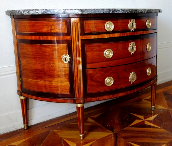 Grande commode demi-lune d'époque Louis XVI en marqueterie, trace d'estampille