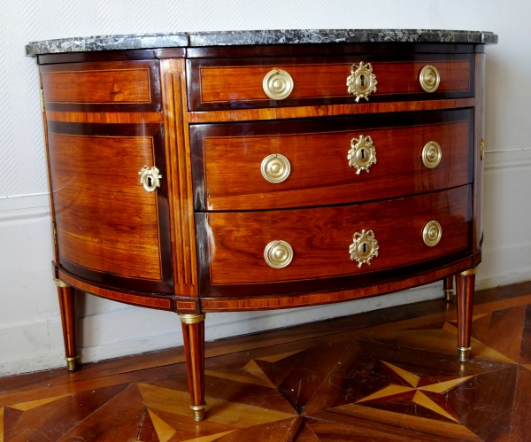 Grande commode demi-lune d'époque Louis XVI en marqueterie, trace d'estampille