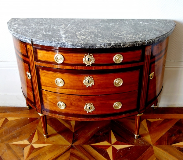 Grande commode demi-lune d'époque Louis XVI en marqueterie, trace d'estampille