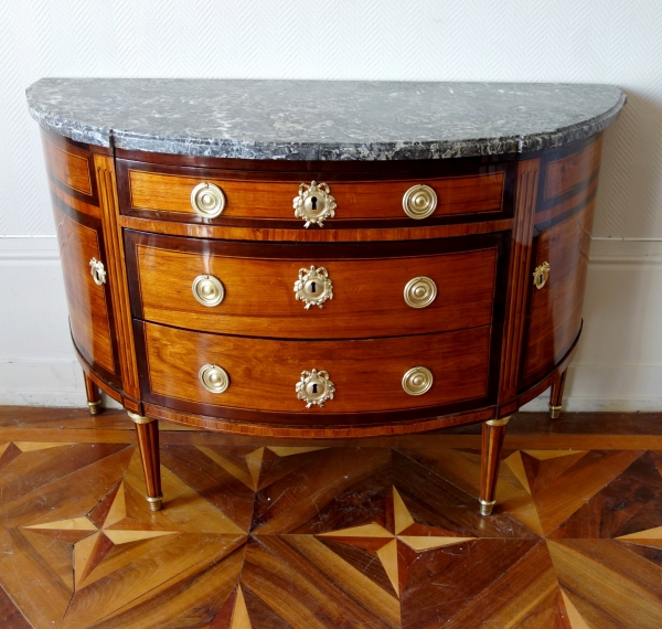 Grande commode demi-lune d'époque Louis XVI en marqueterie, trace d'estampille