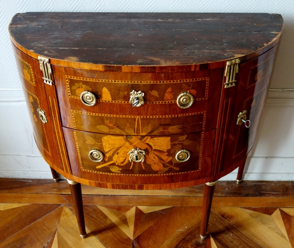 Commode demi-lune en marqueterie d'époque Louis XVI estampillée, décor de trophées de musique