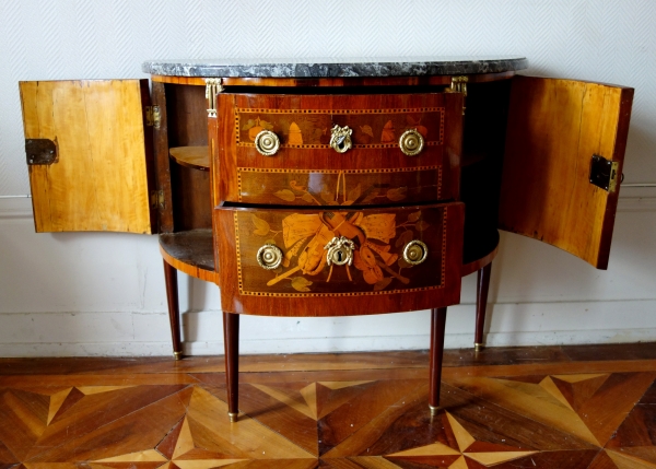 Commode demi-lune en marqueterie d'époque Louis XVI estampillée, décor de trophées de musique