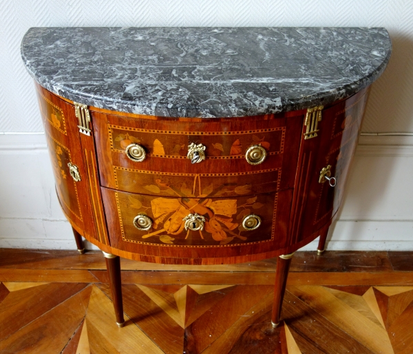 Commode demi-lune en marqueterie d'époque Louis XVI estampillée, décor de trophées de musique