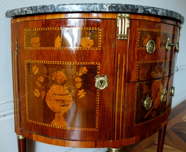 Commode demi-lune en marqueterie d'époque Louis XVI estampillée, décor de trophées de musique