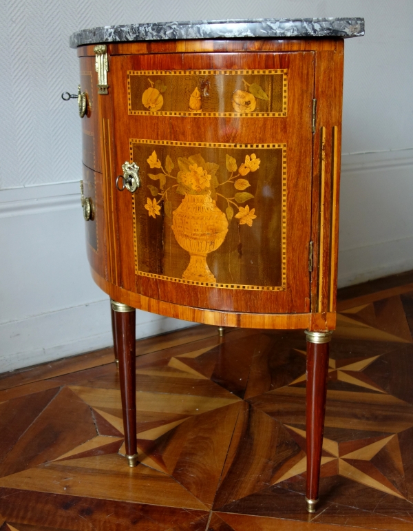 Commode demi-lune en marqueterie d'époque Louis XVI estampillée, décor de trophées de musique