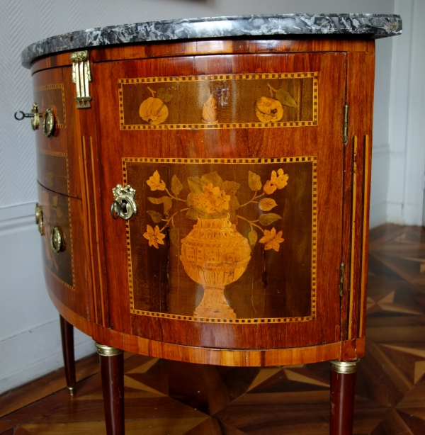 Commode demi-lune en marqueterie d'époque Louis XVI estampillée, décor de trophées de musique