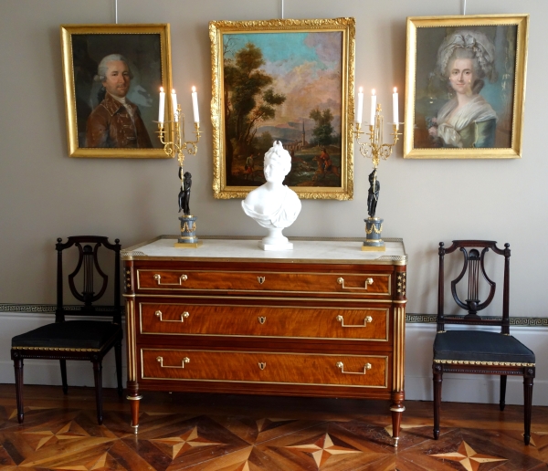 Commode d'époque Directoire en plaquage de citronnier et d'acajou