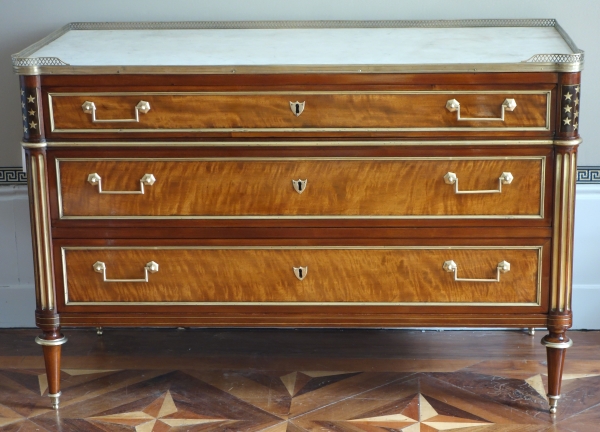 Commode d'époque Directoire en plaquage de citronnier et d'acajou