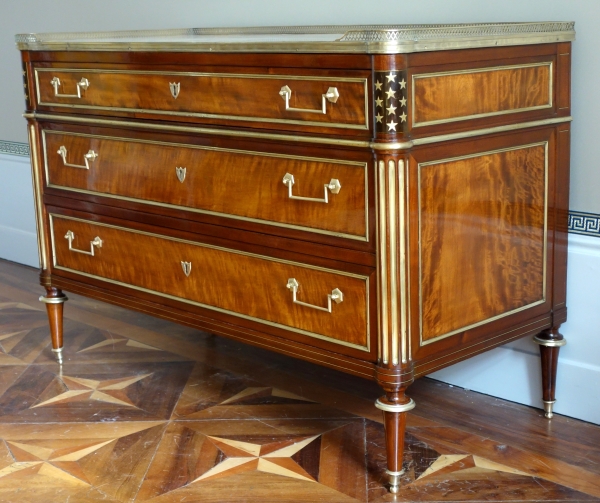 Commode d'époque Directoire en plaquage de citronnier et d'acajou