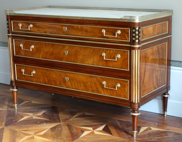 Commode d'époque Directoire en plaquage de citronnier et d'acajou