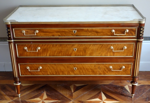 Commode d'époque Directoire en plaquage de citronnier et d'acajou