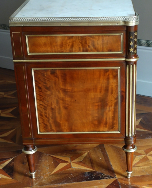 Commode d'époque Directoire en plaquage de citronnier et d'acajou
