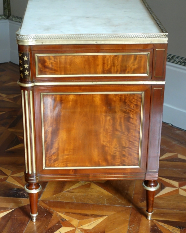 Commode d'époque Directoire en plaquage de citronnier et d'acajou
