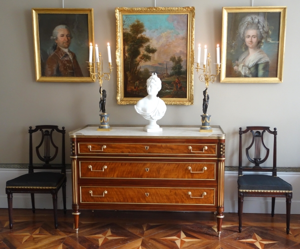 Commode d'époque Directoire en plaquage de citronnier et d'acajou