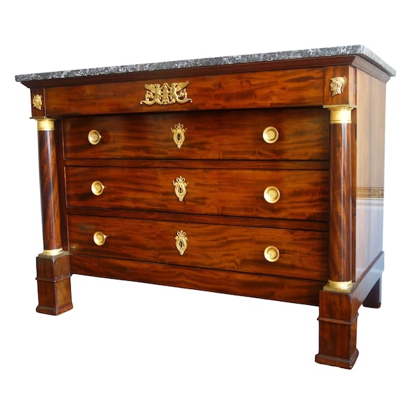 Commode d'époque Empire à colonnes en acajou, bronzes dorés au mercure - 130cm