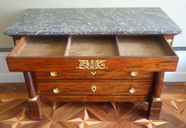 Commode d'époque Empire à colonnes en acajou, bronzes dorés au mercure - 130cm