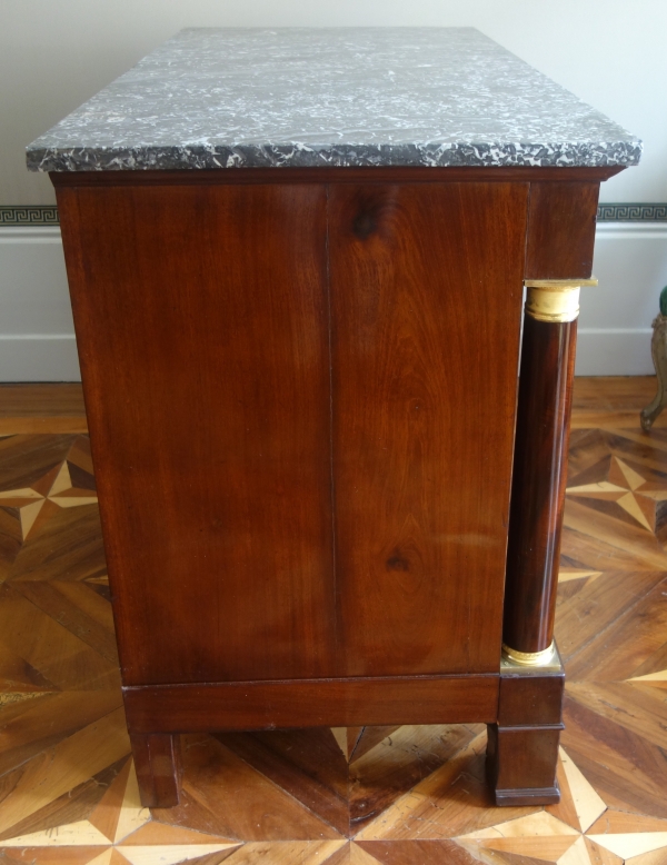 Commode d'époque Empire à colonnes en acajou, bronzes dorés au mercure - 130cm