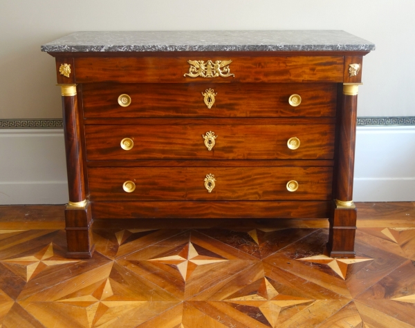 Commode d'époque Empire à colonnes en acajou, bronzes dorés au mercure - 130cm