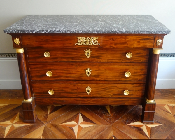 Commode d'époque Empire à colonnes en acajou, bronzes dorés au mercure - 130cm