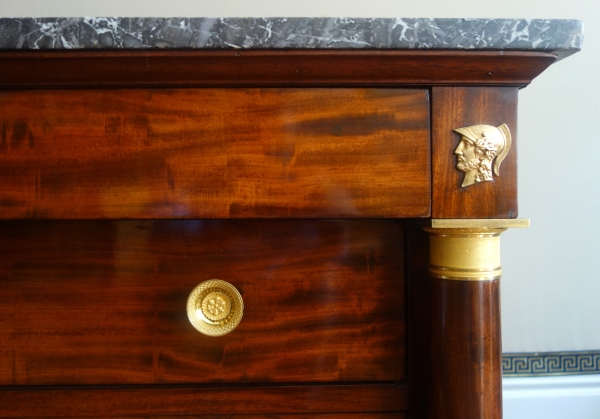 Commode d'époque Empire à colonnes en acajou, bronzes dorés au mercure - 130cm