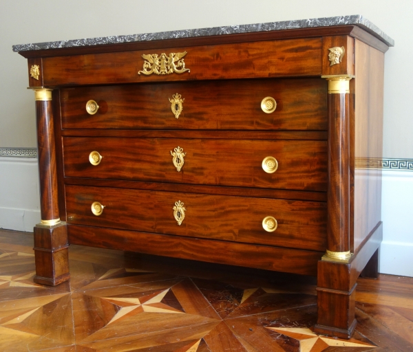 Commode d'époque Empire à colonnes en acajou, bronzes dorés au mercure - 130cm