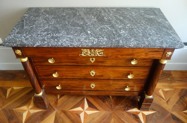 Commode d'époque Empire à colonnes en acajou, bronzes dorés au mercure - 130cm