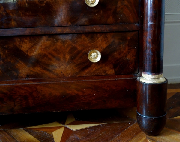 Grande commode à colonnes Empire en acajou, bronzes dorés au mercure et marbre vers 1820